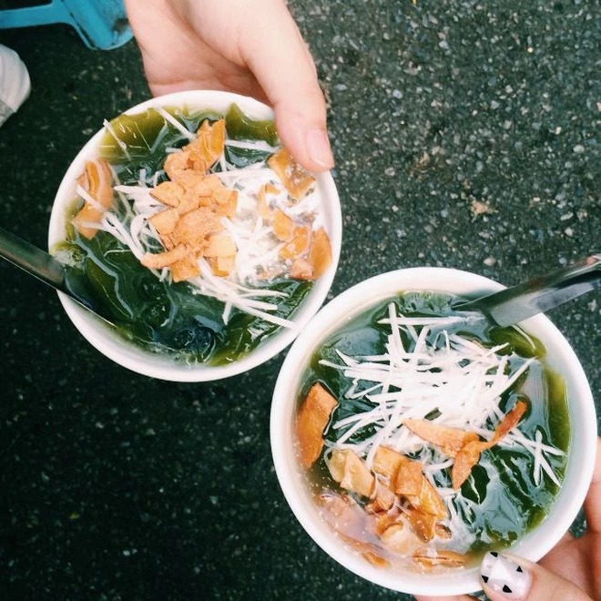 Đủ các món thạch đa dạng bán khắp các con phố Hà Nội, cứ hè đến là trở thành món ăn không thể thiếu - Ảnh 5. Đủ các món thạch đa dạng bán khắp các con phố Hà Nội, cứ hè đến là trở thành món ăn không thể thiếu - Ảnh 5.