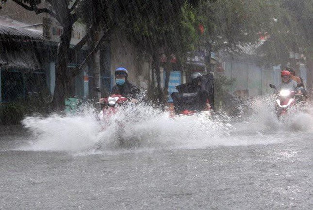  Vùng áp thấp hình thành trên Biển Đông, nhiều vùng đất liền sẽ có mưa to, gió giật mạnh  - Ảnh 2.