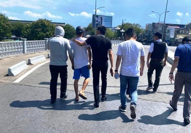  Xử lý thế nào người mặc đồng phục công an nổ súng cướp tiệm vàng ném cho người dân?  - Ảnh 1.