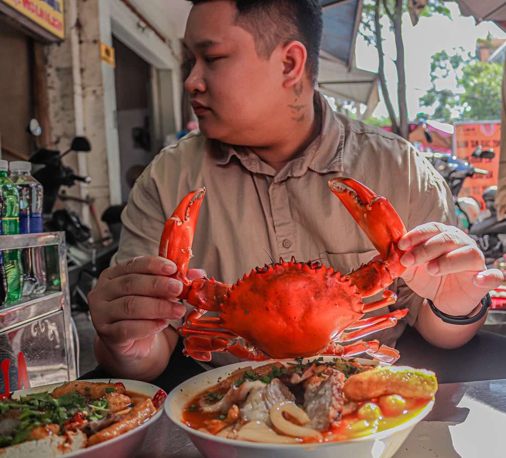 Gánh bánh canh hơn 30 năm ở Sài Gòn, có bát lên tới 300 nghìn, khách vẫn khen giá hợp lý - Ảnh 2. Gánh bánh canh hơn 30 năm ở Sài Gòn, có bát lên tới 300 nghìn, khách vẫn khen giá hợp lý - Ảnh 2.