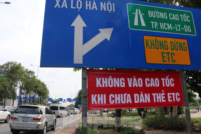 TPHCM: Dòng xe rùa bò qua trạm trong ngày đầu thu phí không dừng - Ảnh 3.