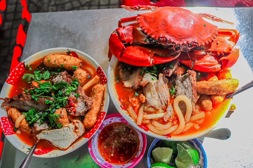 Gánh bánh canh hơn 30 năm ở Sài Gòn, có bát lên tới 300 nghìn, khách vẫn khen giá hợp lý - Ảnh 3. Gánh bánh canh hơn 30 năm ở Sài Gòn, có bát lên tới 300 nghìn, khách vẫn khen giá hợp lý - Ảnh 3.