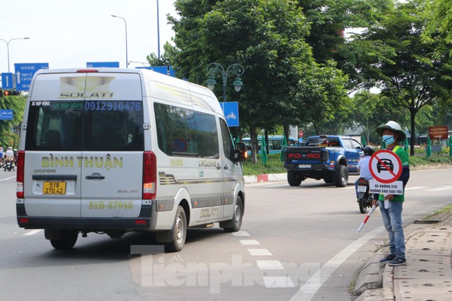 TPHCM: Dòng xe rùa bò qua trạm trong ngày đầu thu phí không dừng - Ảnh 4.