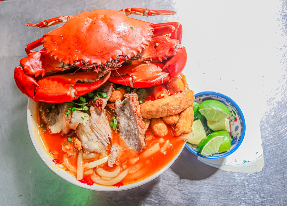 Gánh bánh canh hơn 30 năm ở Sài Gòn, có bát lên tới 300 nghìn, khách vẫn khen giá hợp lý - Ảnh 4. Gánh bánh canh hơn 30 năm ở Sài Gòn, có bát lên tới 300 nghìn, khách vẫn khen giá hợp lý - Ảnh 4.