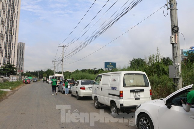 TPHCM: Dòng xe rùa bò qua trạm trong ngày đầu thu phí không dừng - Ảnh 5.