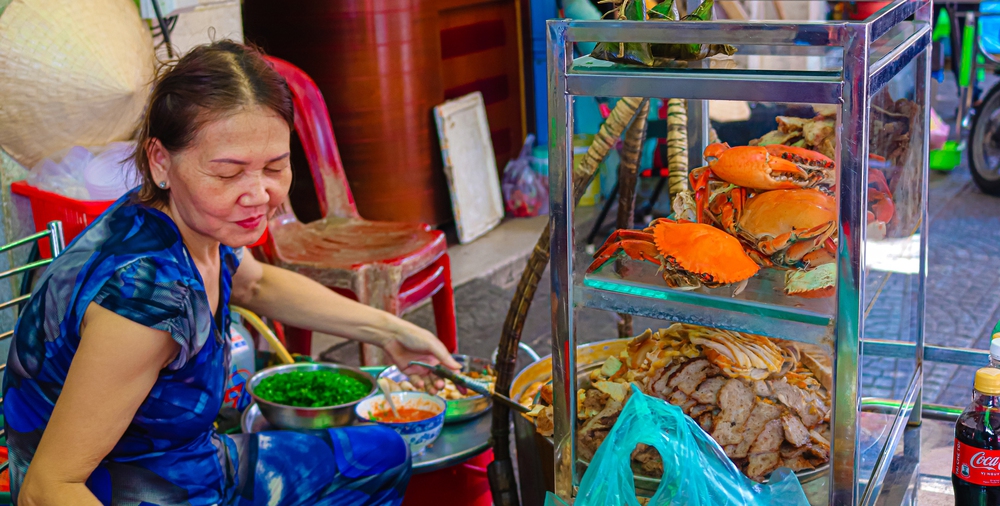 Gánh bánh canh hơn 30 năm ở Sài Gòn, có bát lên tới 300 nghìn, khách vẫn khen giá hợp lý - Ảnh 7. Gánh bánh canh hơn 30 năm ở Sài Gòn, có bát lên tới 300 nghìn, khách vẫn khen giá hợp lý - Ảnh 7.