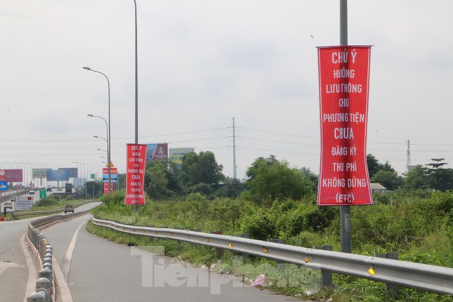 TPHCM: Dòng xe rùa bò qua trạm trong ngày đầu thu phí không dừng - Ảnh 8.