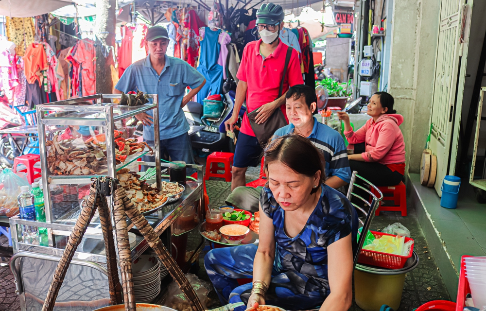 Gánh bánh canh hơn 30 năm ở Sài Gòn, có bát lên tới 300 nghìn, khách vẫn khen giá hợp lý - Ảnh 8. Gánh bánh canh hơn 30 năm ở Sài Gòn, có bát lên tới 300 nghìn, khách vẫn khen giá hợp lý - Ảnh 8.