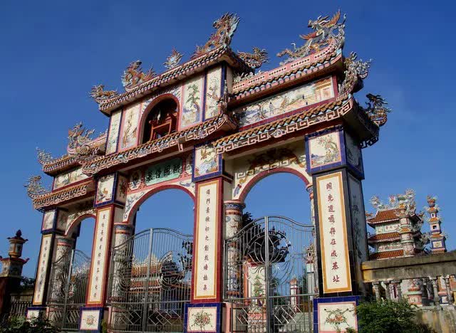  Cận cảnh thành phố lăng mộ xa hoa, tráng lệ độc nhất ở Thừa Thiên Huế - Ảnh 1.