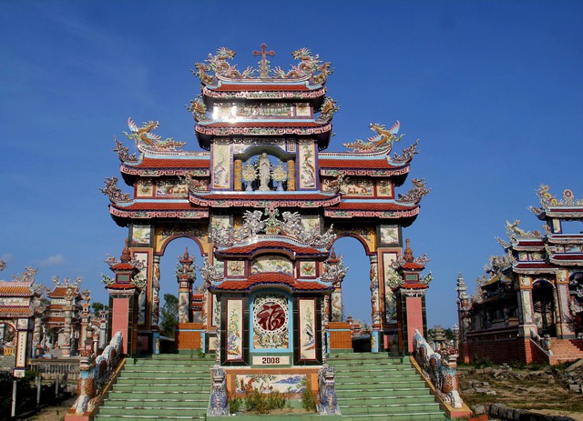  Cận cảnh thành phố lăng mộ xa hoa, tráng lệ độc nhất ở Thừa Thiên Huế - Ảnh 2.