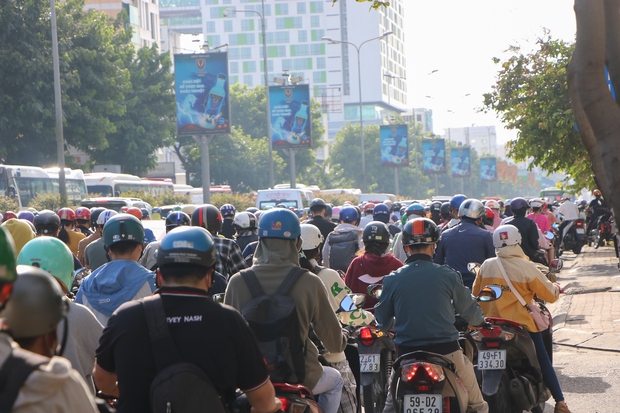  Cửa ngõ sân bay Tân Sơn Nhất kẹt xe không lối thoát, nhiều người trễ giờ làm - Ảnh 12.