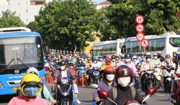  Cửa ngõ sân bay Tân Sơn Nhất kẹt xe không lối thoát, nhiều người trễ giờ làm - Ảnh 15.