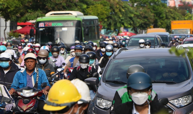  Cửa ngõ sân bay Tân Sơn Nhất kẹt xe không lối thoát, nhiều người trễ giờ làm - Ảnh 3.