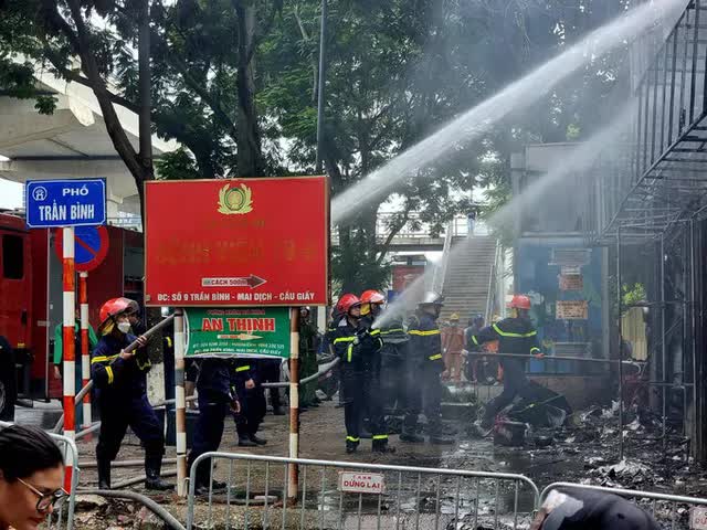 Hà Nội: Cháy lớn thiêu rụi cửa hàng máy tính ở Hồ Tùng Mậu - Ảnh 3.