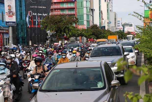  Cửa ngõ sân bay Tân Sơn Nhất kẹt xe không lối thoát, nhiều người trễ giờ làm - Ảnh 4.