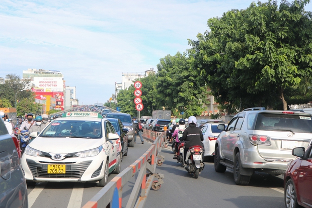  Cửa ngõ sân bay Tân Sơn Nhất kẹt xe không lối thoát, nhiều người trễ giờ làm - Ảnh 6.