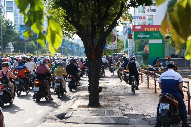  Cửa ngõ sân bay Tân Sơn Nhất kẹt xe không lối thoát, nhiều người trễ giờ làm - Ảnh 8.