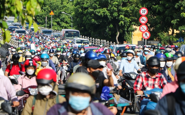  Cửa ngõ sân bay Tân Sơn Nhất kẹt xe không lối thoát, nhiều người trễ giờ làm - Ảnh 10.