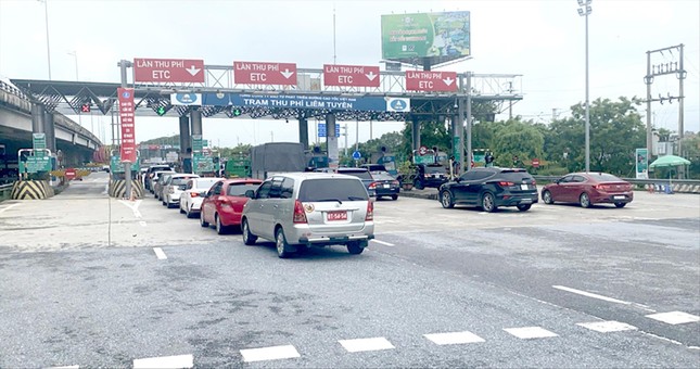  Thu phí tự động không dừng: Phương tiện lưu hành trên cao tốc giảm  - Ảnh 1.