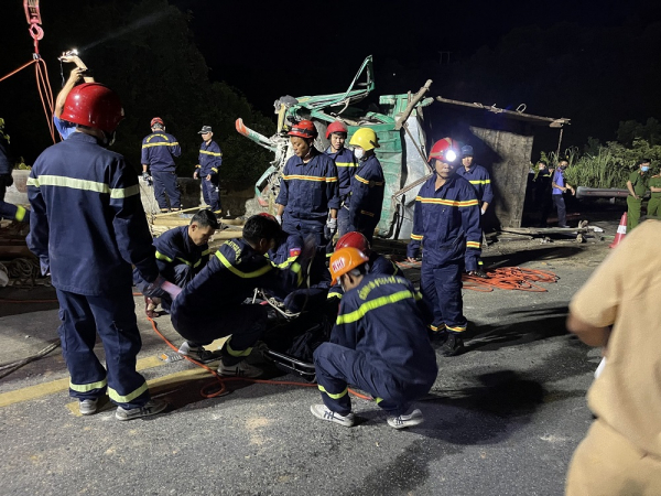  Trắng đêm cứu nạn xe chở keo tràm va chạm với xe máy khiến 4 người chết - Ảnh 2.