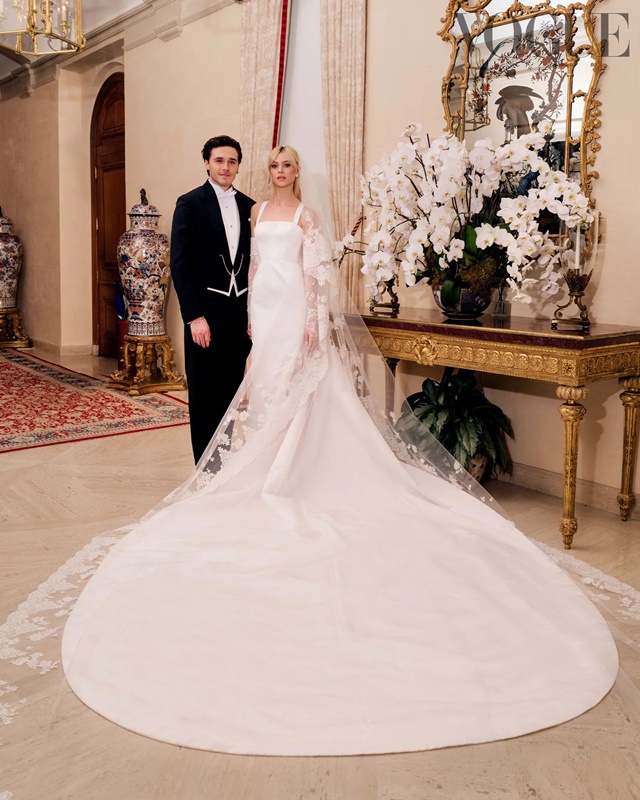 Váy cưới Valentino xa hoa khiến Victoria Beckham và con dâu rạn nứt? - Ảnh 1.