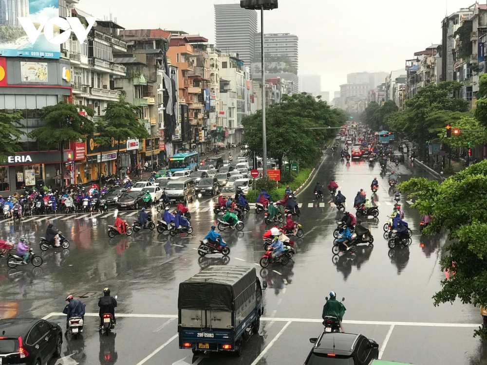  Người Hà Nội vật vã đi làm trong cơn mưa kéo dài do ảnh hưởng của bão - Ảnh 2.