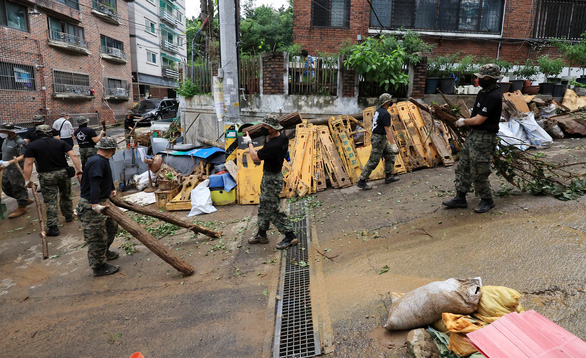 Ngập lụt như phim Parasite bộc lộ khoảng cách giàu nghèo lớn ở Hàn Quốc - Ảnh 2.