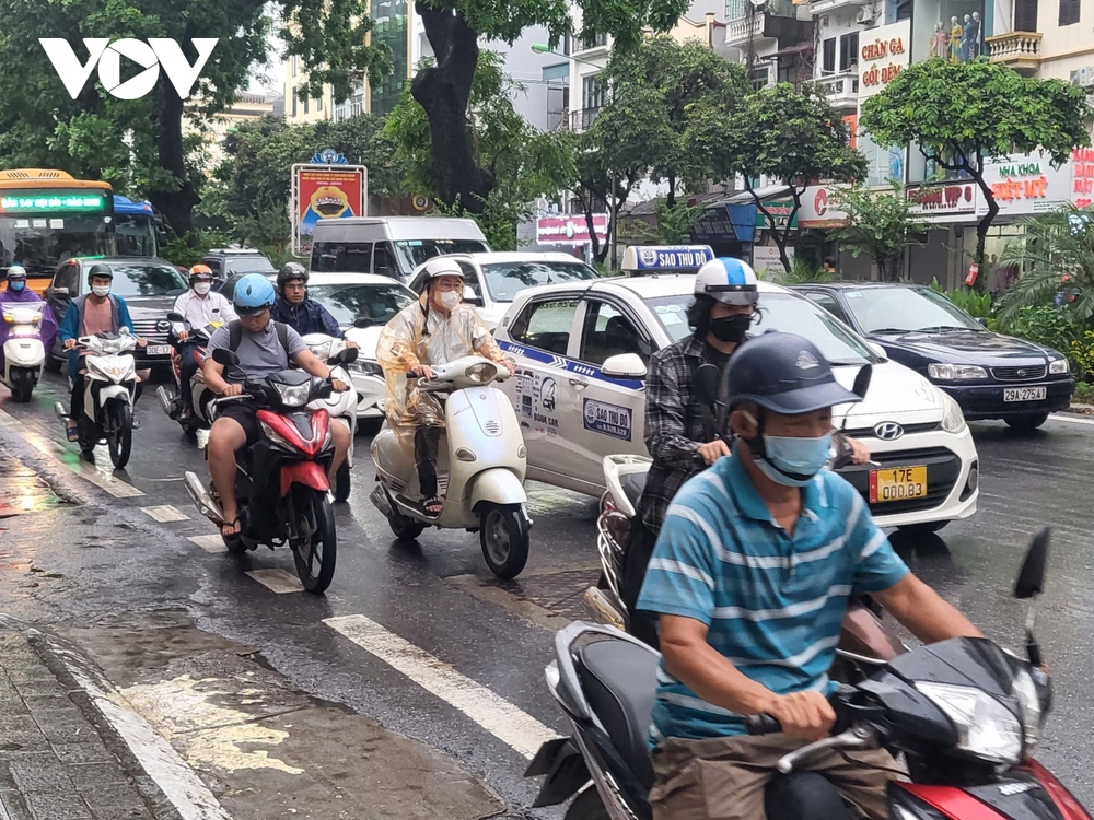  Người Hà Nội vật vã đi làm trong cơn mưa kéo dài do ảnh hưởng của bão - Ảnh 16.