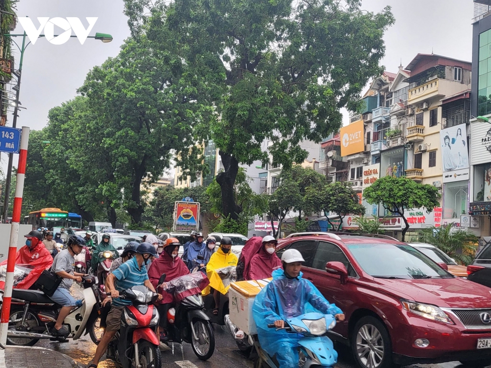  Người Hà Nội vật vã đi làm trong cơn mưa kéo dài do ảnh hưởng của bão - Ảnh 18.