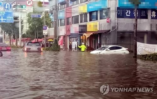 Hai hình thái thời tiết đối lập trên thế giới: Hàn Quốc mưa lũ lịch sử, châu Âu nắng nóng gay gắt - Ảnh 2.