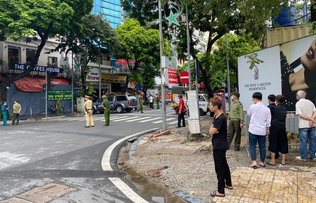  Kẻ sát hại người tình giữa phố ở Hà Nội mặc áo xe ôm công nghệ để theo dõi - Ảnh 1.