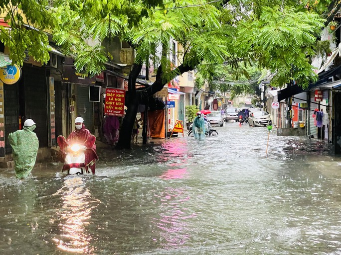  Hà Nội: Nhiều tuyến phố ngập sâu, giao thông ùn tắc, hỗn loạn  - Ảnh 1.