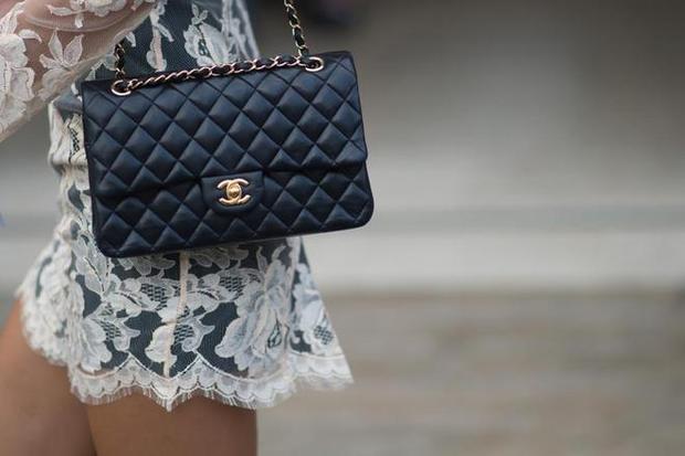 Chanel lại tăng giá túi xách ở châu Âu, nhiều tín đồ thời trang hẳn sẽ thấy sốt ruột - Ảnh 1.