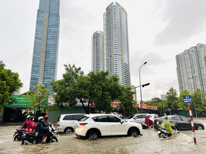  Hà Nội: Nhiều tuyến phố ngập sâu, giao thông ùn tắc, hỗn loạn  - Ảnh 4.