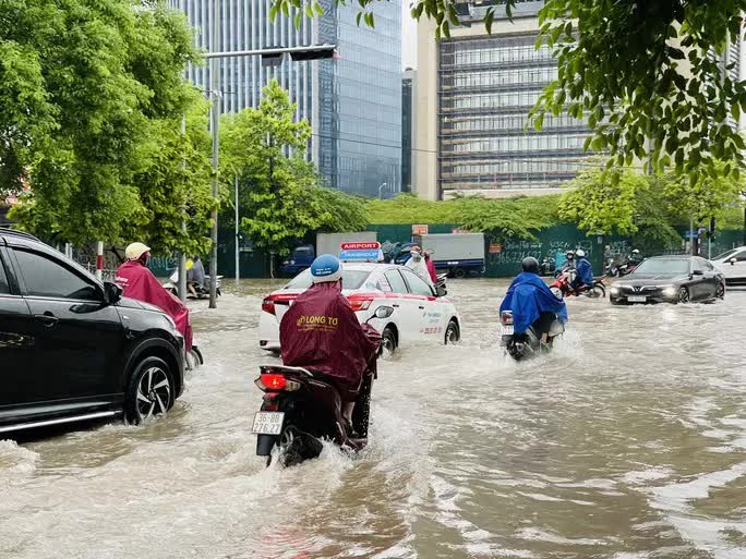  Hà Nội: Nhiều tuyến phố ngập sâu, giao thông ùn tắc, hỗn loạn  - Ảnh 6.