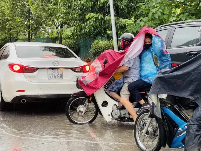  Hà Nội: Nhiều tuyến phố ngập sâu, giao thông ùn tắc, hỗn loạn  - Ảnh 7.