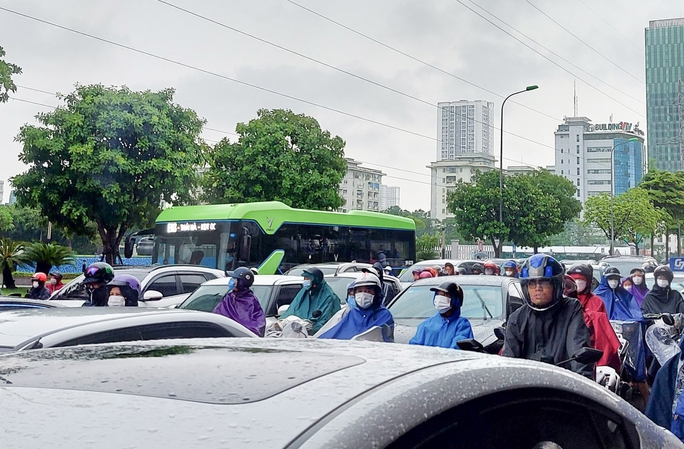  Hà Nội: Nhiều tuyến phố ngập sâu, giao thông ùn tắc, hỗn loạn  - Ảnh 9.