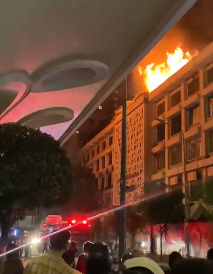  TP HCM: Cháy lớn kèm tiếng nổ trên sân thượng tòa nhà Seaprodex  - Ảnh 2.