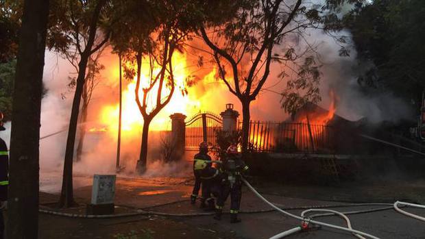  Hà Nội: Cháy lớn lúc rạng sáng tại căn biệt thự ở quận Hoàng Mai - Ảnh 1.