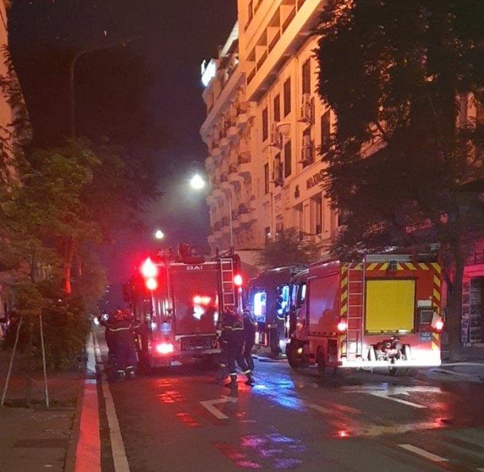  TP HCM: Cháy lớn kèm tiếng nổ trên sân thượng tòa nhà Seaprodex  - Ảnh 3.