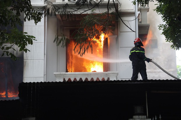  Hà Nội: Cháy lớn lúc rạng sáng tại căn biệt thự ở quận Hoàng Mai - Ảnh 4.