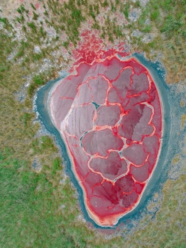 Kinh ngạc hồ nước đỏ thẫm mang hình dáng hệt như một quả tim - Ảnh 1.