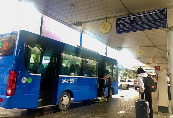 Chuyên gia cho rằng xe buýt phải là phương thức chủ lực để đón khách tại Tân Sơn Nhất - Ảnh 1.