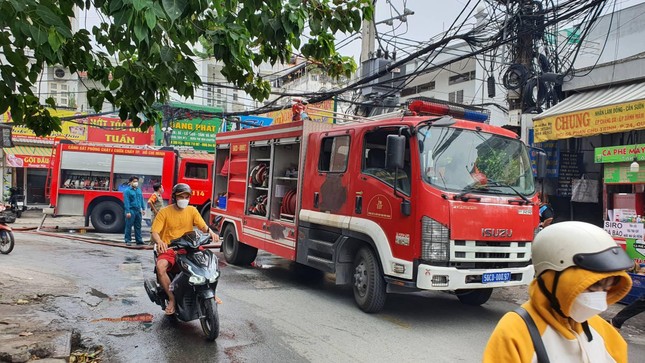 TPHCM: Cháy nhà cao tầng trong khu dân cư, 3 nạn nhân mắc kẹt được giải cứu - Ảnh 2.