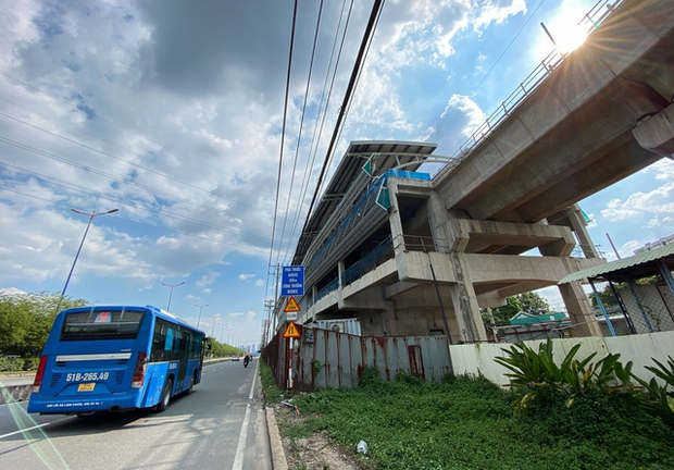 Hiện trạng 11 nhà ga trên cao tuyến Metro ở TP.HCM sau 10 năm thi công - Ảnh 8.