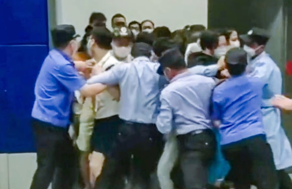 Dân Thượng Hải tháo chạy khỏi cửa hàng Ikea bị phong tỏa vì có người mắc COVID-19 - Ảnh 1.