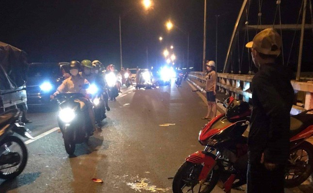 Đại úy công an bị xe tông khi bảo vệ hiện trường tai nạn đã tử vong - Ảnh 1.