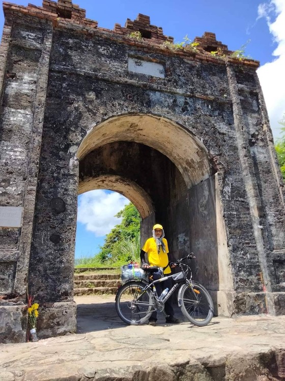 The 61-year-old explorer rode a bicycle 1,800km from North to South alone: ​​Going to see Vietnam's beauty - Photo 4.