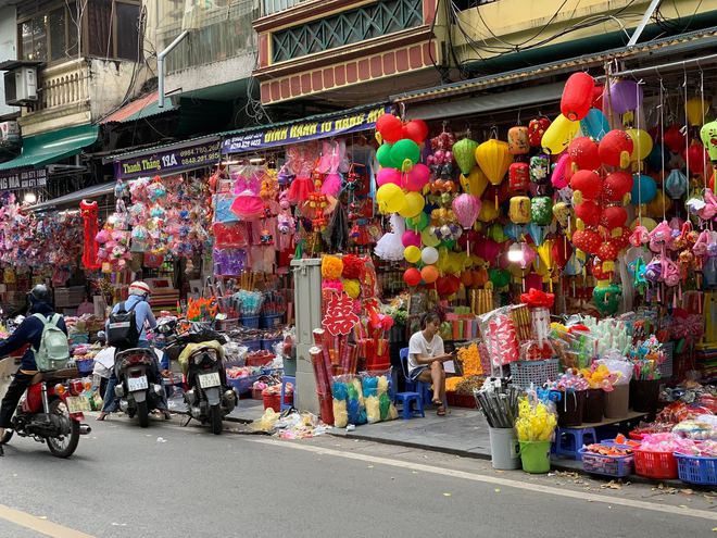 Phố Hàng Mã nhuộm đỏ trước thềm trung thu: Đồ chơi, đồ trang trí cực đa dạng, giá chỉ từ 15.000 VNĐ - Ảnh 2.