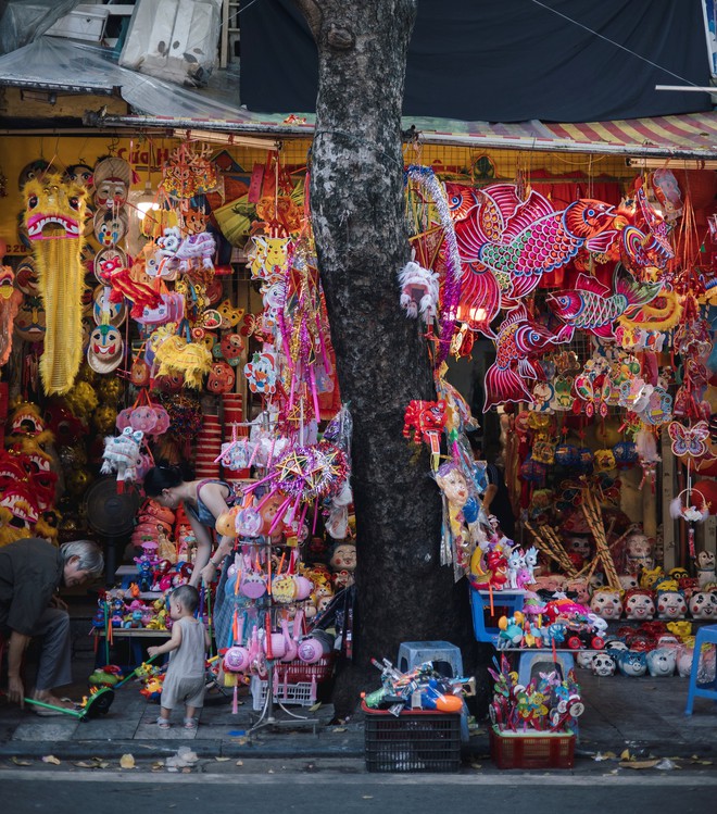 Ảnh: Khu trung tâm Hà Nội bắt đầu ngập tràn không khí Trung thu - Ảnh 14. Ảnh: Khu trung tâm Hà Nội bắt đầu ngập tràn không khí Trung thu - Ảnh 14.